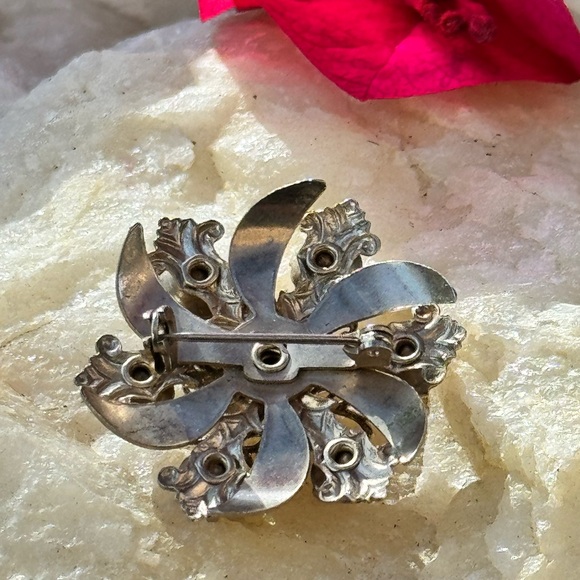 A Vintage Gold Toned Pinwheel Brooch with Red Rhinestones - Picture 6 of 7